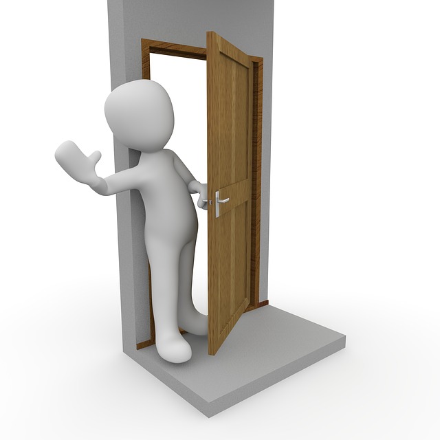 ilustrace vstupní dveře s mávajícím panáčkem