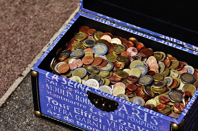 krabice plná mincí