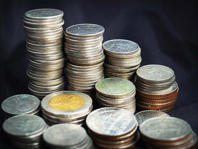 stříbrné mince ve sloupcích